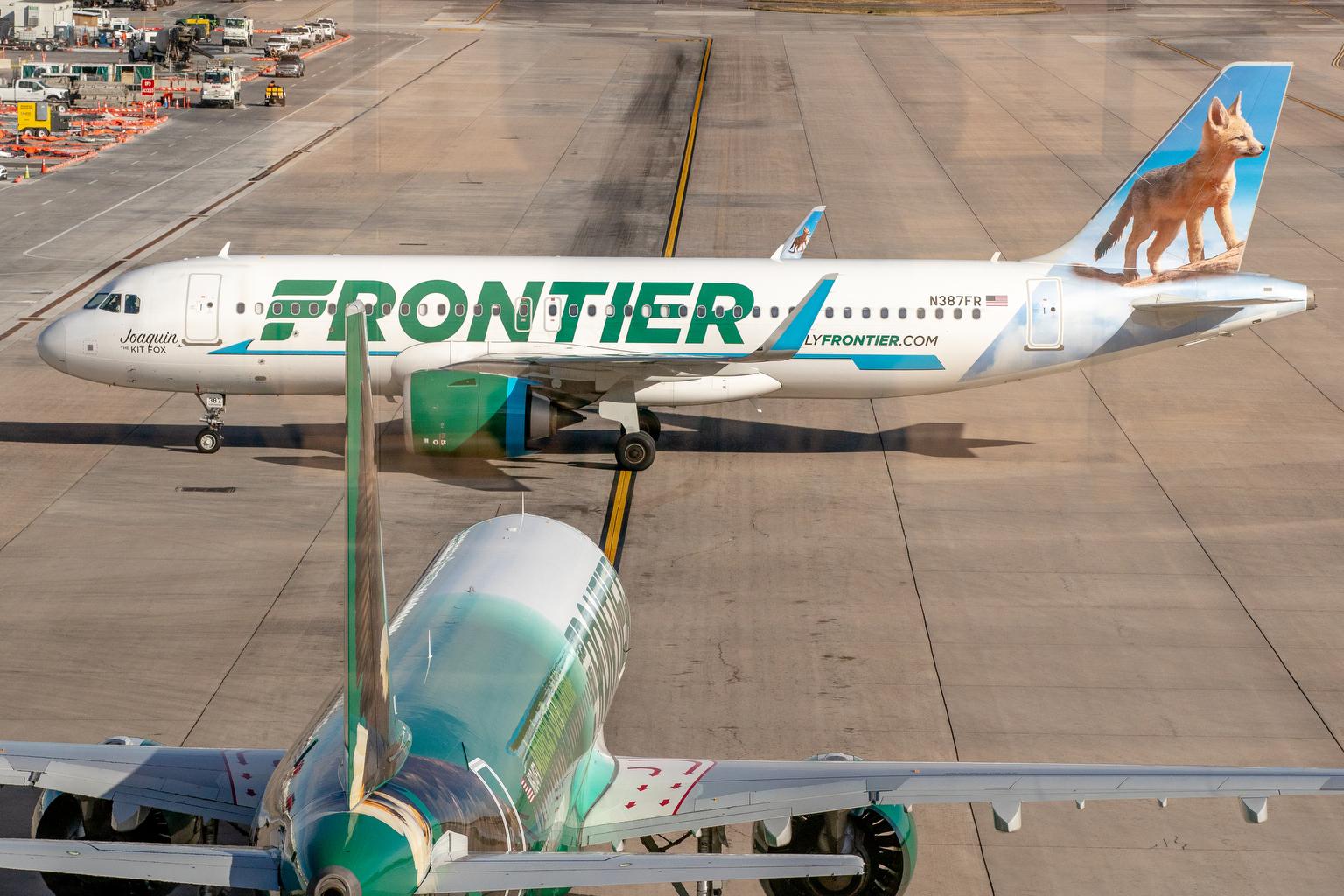 FRONTIER AIRLINES JET DIA AIRPORT