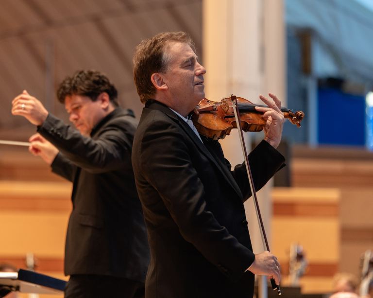 Violinist Robert McDuffie faces the audience to the right, with the conductor just behind him, at the Aspen Music Festival