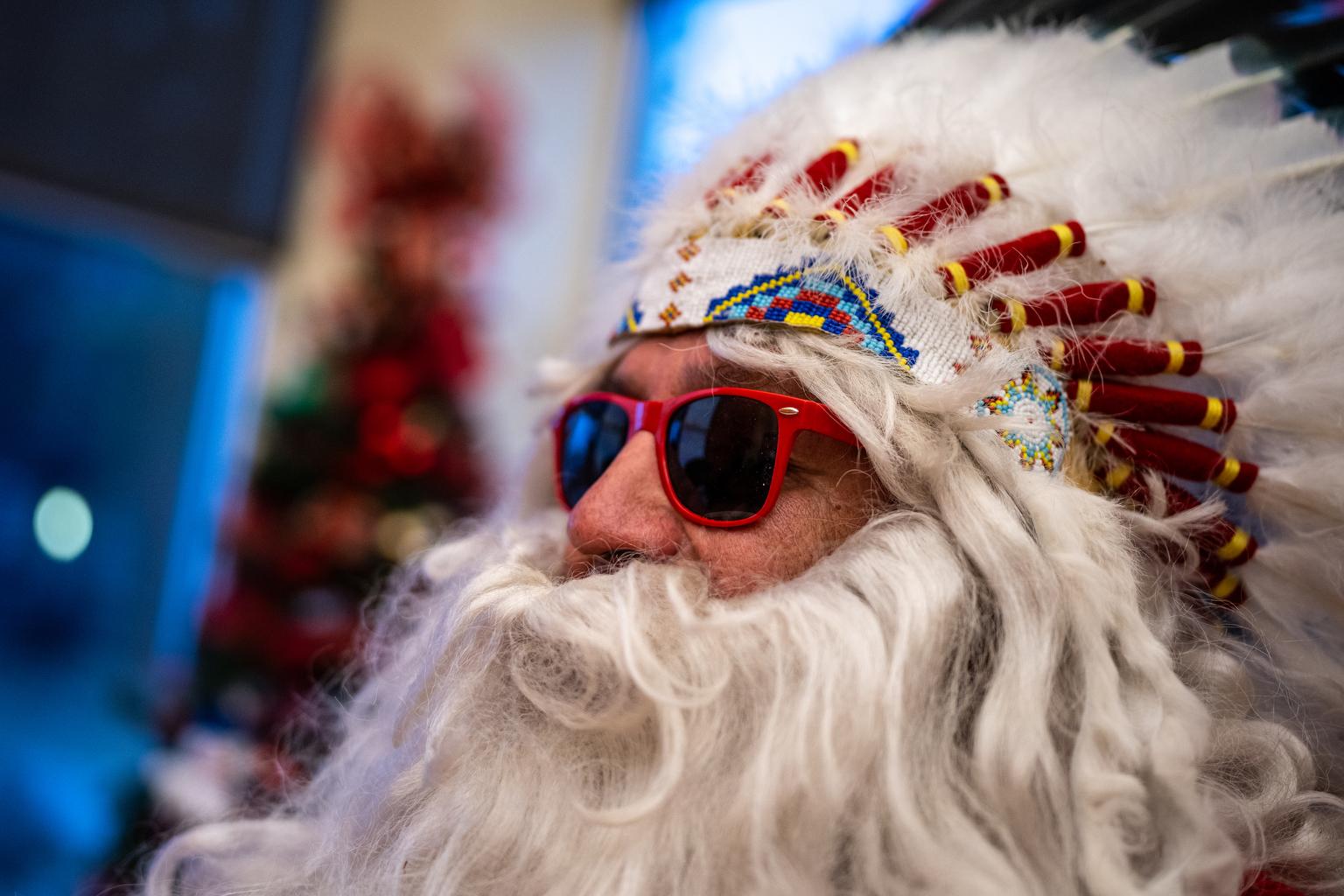 AMERICAN-INDIAN-SANTA-CHRISTMAS